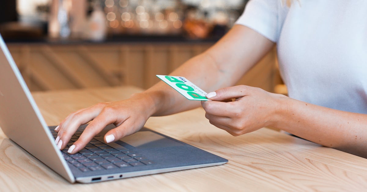 Hantera ditt POP Visakort smidigt i mobil och nätbanken